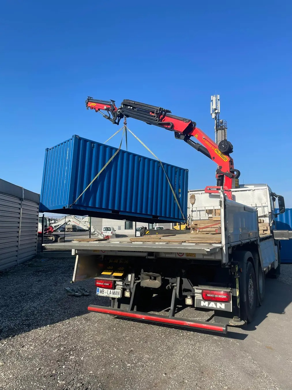 Dostava kontejnerja z hiab dvigalom